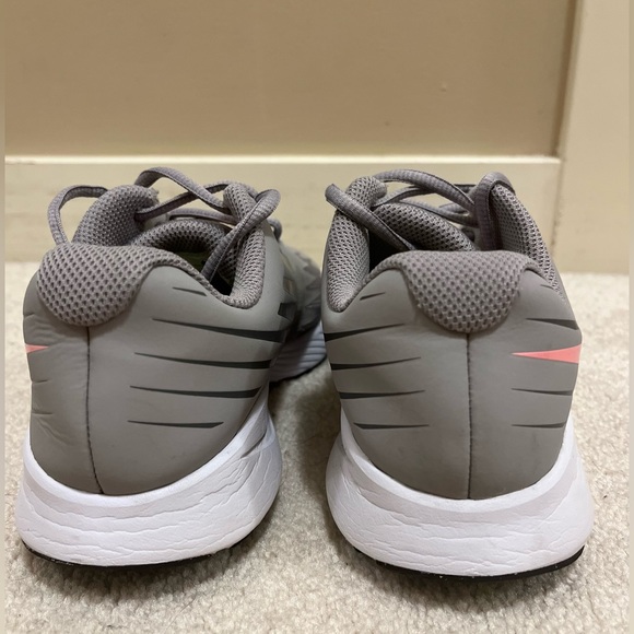 Nike woman’s athletic shoe - Picture 4 of 6